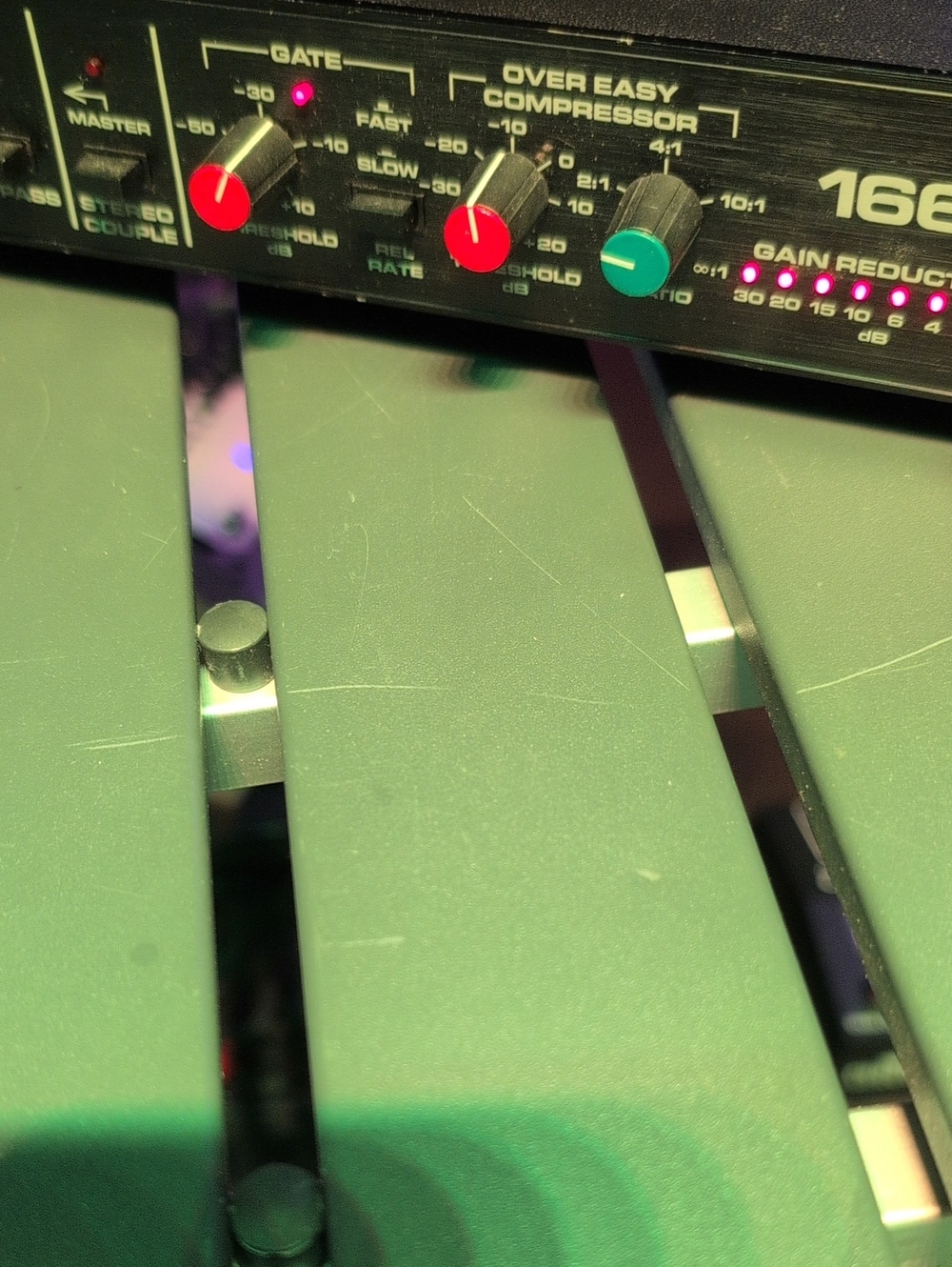 dbx OVER EASY COMPRESSOR/GATE Rack Mount 166 - Picture 3 of 7
